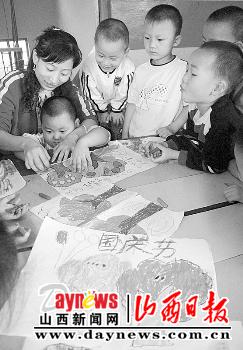 临汾中山幼儿园小朋友用画画来表达对祖国的热