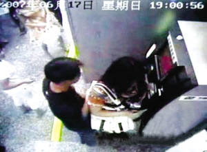 左边扯衣问询 右边偷换卡 窃贼ATM前当面盗走