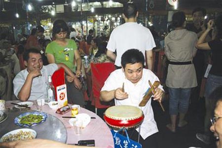 武汉吉庆街14名街头艺人跳槽到孝感市(图)