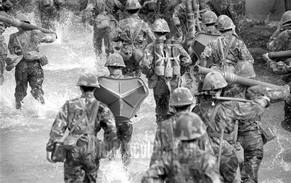 总结全讲问题 听得军官们冒汗