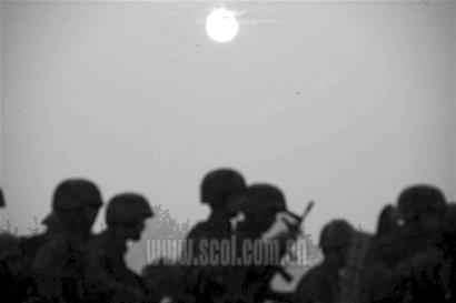 总结全讲问题 听得军官们冒汗