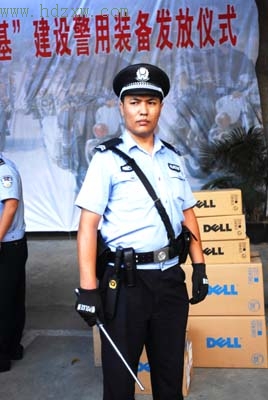 新式警用装备宝刀配英雄