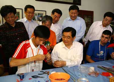 胡锦涛国庆到上海慰问 要求继续抓好反腐败工