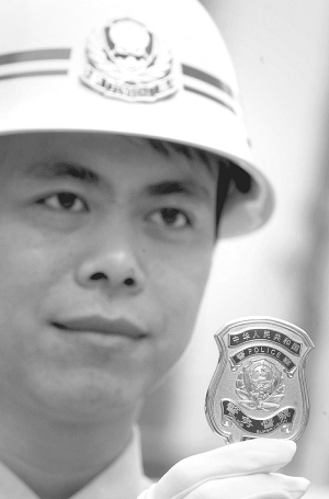 刘建荣】从今天起,本市警方警务督察民警,将统一佩戴新的督察标志