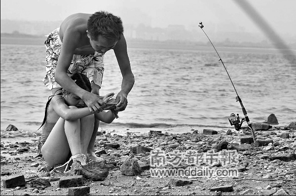 手脚被捆10龄童游湘江3小时