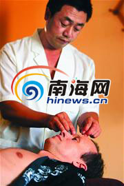 晒完太阳扎针灸 外国游客椰子树下品美酒[图]