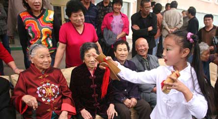 图文：300子孙为百岁老太祝寿