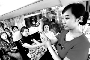 300余客车首播逃生视频 乘务员像空姐做手势演