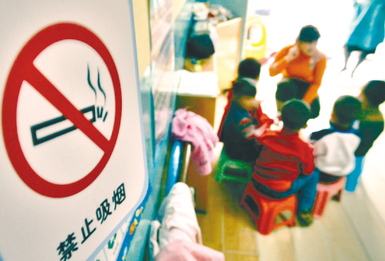 王涛摄 本报讯(记者周贤忠通讯员何新)幼儿园放学接孩子时是最容易发生事故的时候,铁西区一家幼儿园就发生一起家长持烟头烫伤孩子眼睛的事故。对此,幼儿园、家长和孩子的监护人该担什么样的责任?10月10日记者从铁西区法院获悉,法院判幼儿园和家长分别担责,赔偿孩子的医药费、交通费和精神抚慰金共1000余元。 孩子烫伤 告抽烟家长和幼儿园 5岁女孩冰冰是铁西区某幼儿园中班学生。2006年5月12日下午4时30分,正是幼儿园放学的时候,家长们纷纷涌进园内接孩子。冰冰见奶奶来了,赶紧到物品柜取书包。