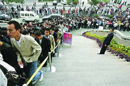 河南人才市场昨起实施限量分时入场 有抱怨有叫好