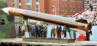台军方10日首次展示秘密研发的"天弓"三型导弹.