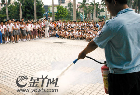 学逃生 公明街道楼村小学举行消防演习