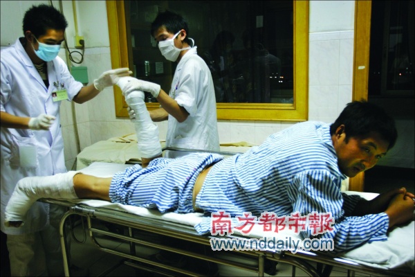 医生正在为一个双脚骨折的工人打石膏