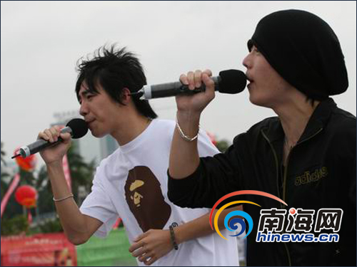组图:各路歌迷云集海口世纪广场 尖叫声一片