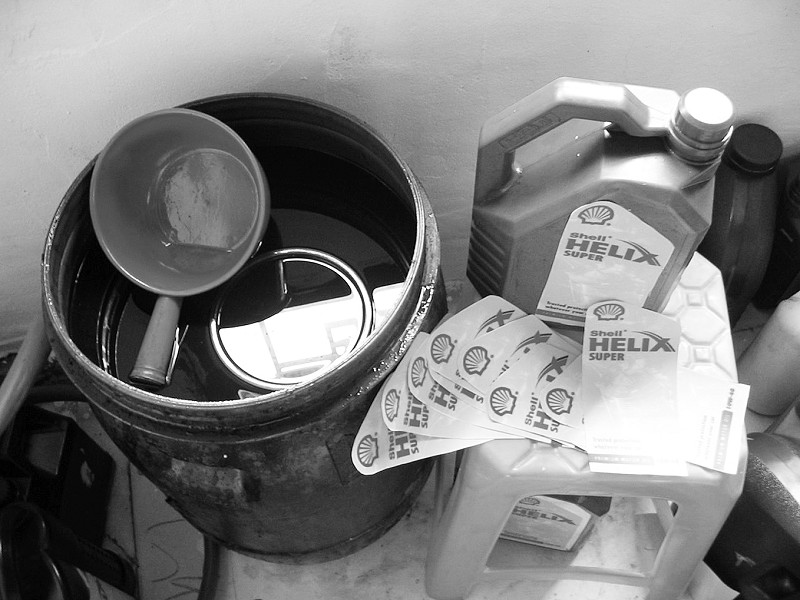 集美杏林村苑中路:掺水制造假名牌润滑油