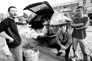 职校毕业生开宝马摆摊卖水果