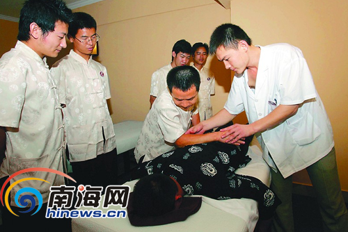 中医保健受欢迎 保健技师在接受按摩培训[图]