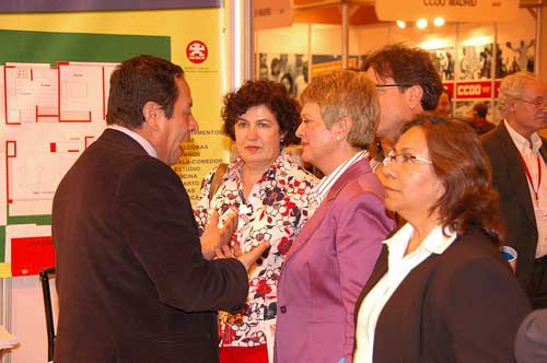 《欧华报》亮相首届移民展 展旅西华人经典瞬