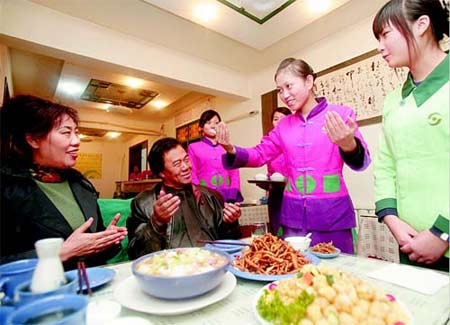 沈阳某家酒店--特殊服务员迎客点莱全用手语