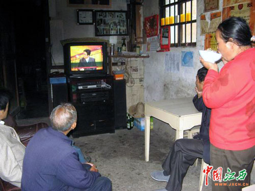 农村老党员戴仁海放下饭碗看十七大电视直播(