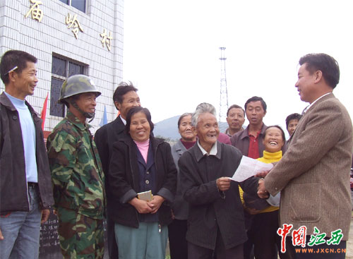 修水:71名党员鸿雁传书十七大