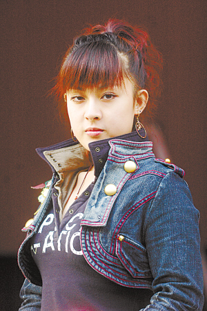 哥特扮相酷女孩