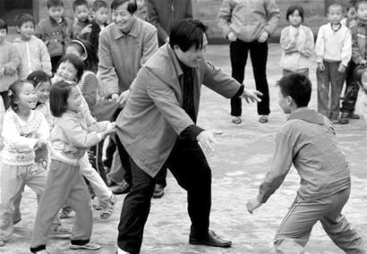 老鹰捉小鸡回校找童年