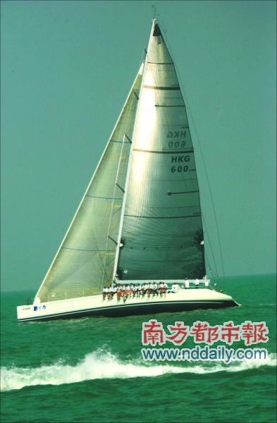 获得第一名的香港钢铁大王庞辉的参赛帆船在海上航行,船员们为了保持