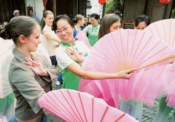 上海南汇区新场镇老年舞蹈队员在老街上教俄罗