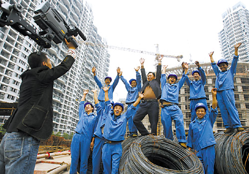 钢筋工成富翁 工地演MTV(图)
