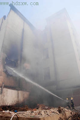 大楼突起火电焊引燃墙中谷壳