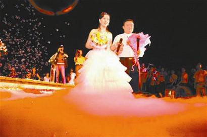 月半弯好浪漫 新人婚宴晚上办