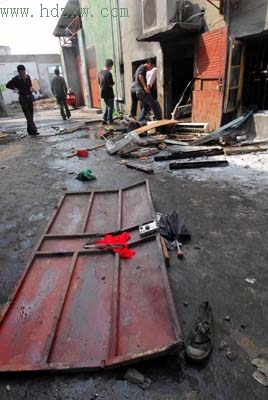 工厂地下室住人煤气罐突然爆炸