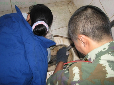 钥匙掉进厕所里伸进厕孔去摸手臂被卡住