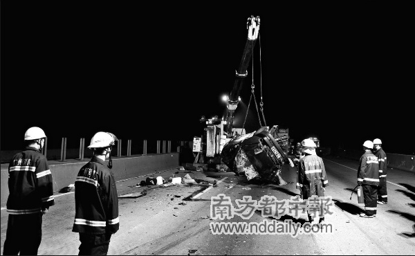 轿车追尾平板车三人死亡