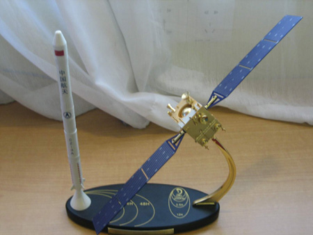 嫦娥一号及长江三号甲火箭仿真模型样品(图)