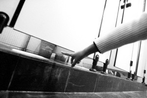 防偷窥 如厕拿纸挡门下缝隙_新闻中心_新浪网