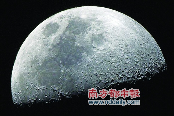 大学生追看“嫦娥奔月”