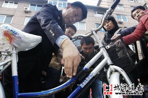 一场为辖区居民免费发放自行车防盗报警器的仪