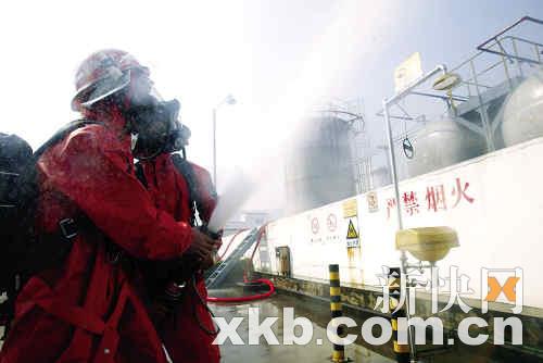化工厂 着火 ?喷雾水墙搞掂!