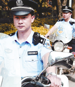 民警佩戴记录仪执法过程录像录音