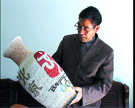 老人展示纸板折成的奥运花瓶