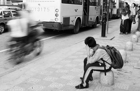 厦门公交车站将不再设候车椅(图)