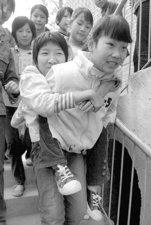 少先队员邱小二五年如一日坚持义务接送残疾同