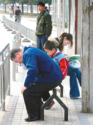 厦门公交车站不再设候车椅惹争议