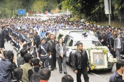 林梧桐下葬 1.5万人陪大马赌王走完人生最后一