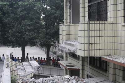 数十小学生露天上课