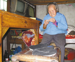 98岁老太太 穿针引线缝衣服