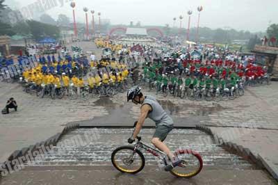 都市兴起益友一族 青年当志愿者成潮流_新闻中