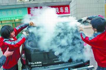 蒸汽洗车机现身郑州 汽车桑拿浴一次只需一升